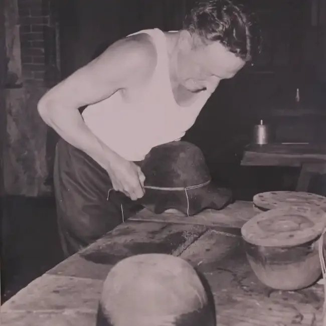 Mise en forme d'un chapeau dans l'atelier-musée Chapeau © Coll. Atelier-Musée du Chapeau