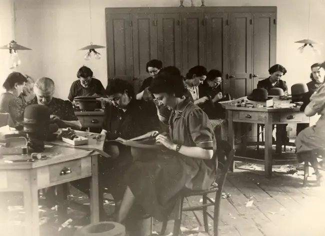 Atelier de garnissage de l'atelier-musée Chapeau © Coll. Atelier-Musée du Chapeau