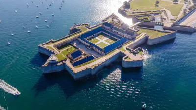Visitez le musée national de la Marine de Port-Louis, dans le Morbihan, avec le Pass Patrimoine. © Brumes Editions