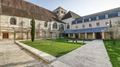 Le cloître du Prieuré Saint-Ayoul de Provins © Jean François Bénard